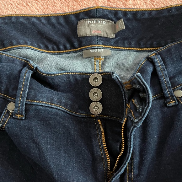 Torrid size 16 bombshell skinny jeans - Picture 2 of 3